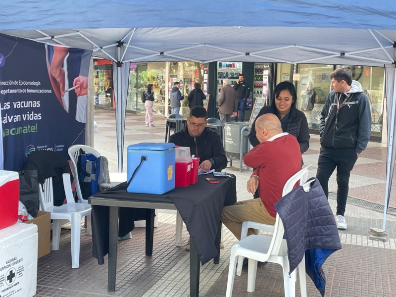 Continuan las postas de vacunación contra la gripe y el COVID-19 en la peatonal de Resistencia