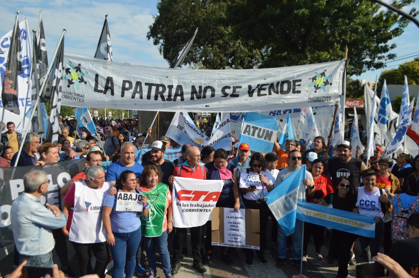Corrientes se manifiestó en el acceso al puente interprovincial Chaco – Corrientes contra la sanción de la ley bases