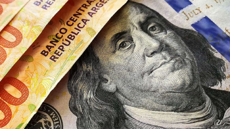 Para arriba | El dólar blue cerró a $ 1440 luego de tocar por primera vez el máximo de $ 1450