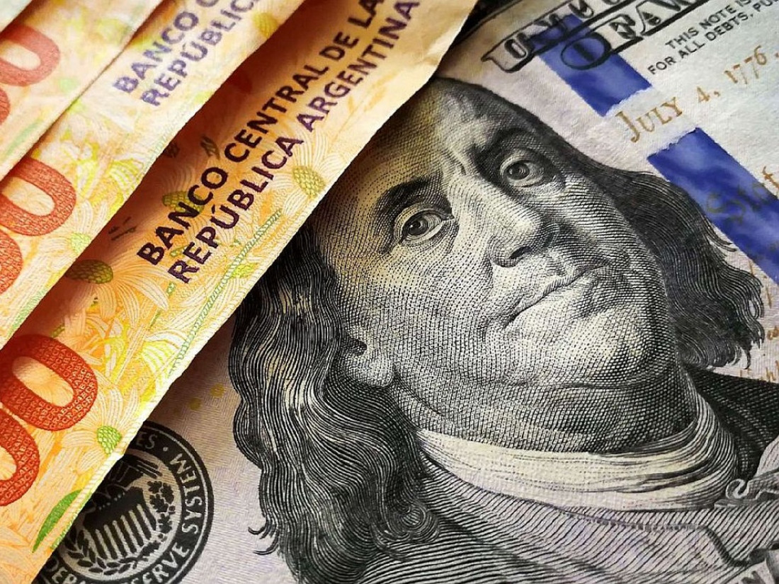 Para arriba | El dólar blue cerró a $ 1440 luego de tocar por primera vez el máximo de $ 1450