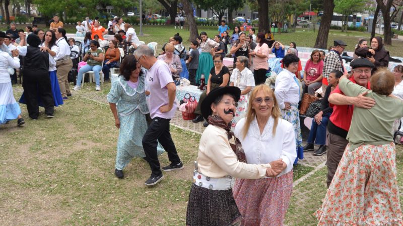 Adultos mayores y una gran fiesta folklorica en la Plaza 25 de mayo