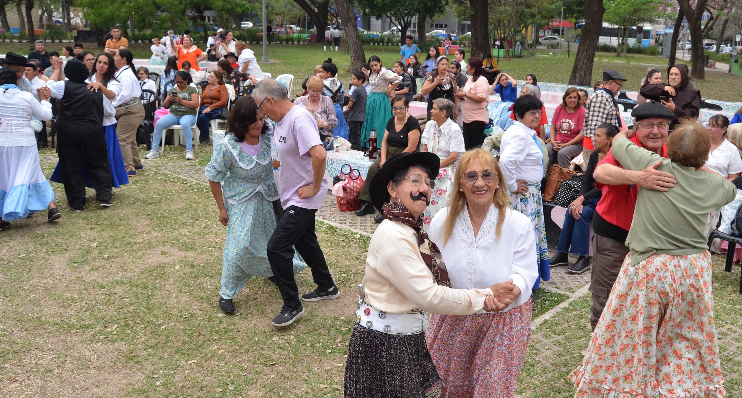 Adultos mayores y una gran fiesta folklorica en la Plaza 25 de mayo