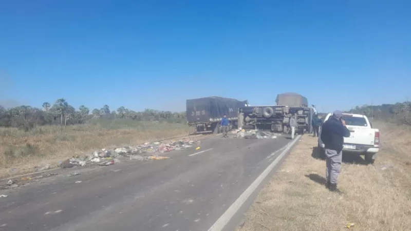 Camión municipal repleto de basura volcó en plena Ruta 11