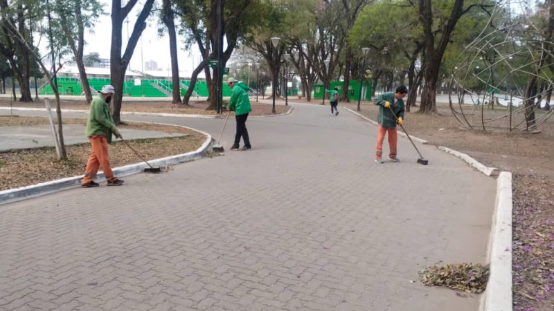 Tras la Estudiantina 2024, la Municipalidad de Resistencia inició un inmediato operativo de higiene para dejar en condiciones el Parque “2 de febrero”