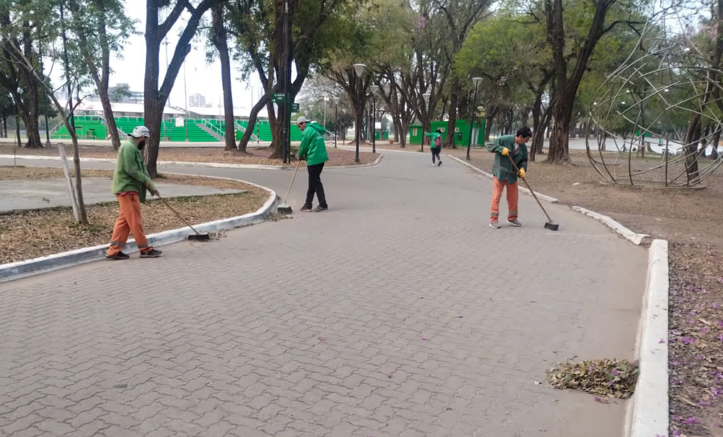 Tras la Estudiantina 2024, la Municipalidad de Resistencia inició un inmediato operativo de higiene para dejar en condiciones el Parque “2 de febrero”