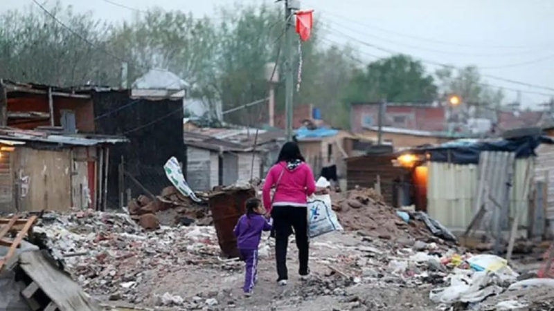 A 10 meses del gobierno de Milei, la pobreza llega al 52,9% y más de 25 millones de argentinos son pobres