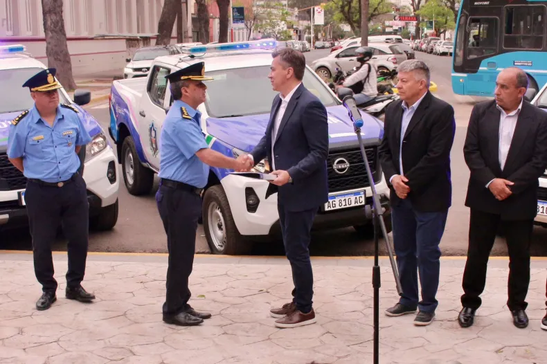 Seguridad: Zdero entregó patrulleros y motos para comisarías de Resistencia y el interior