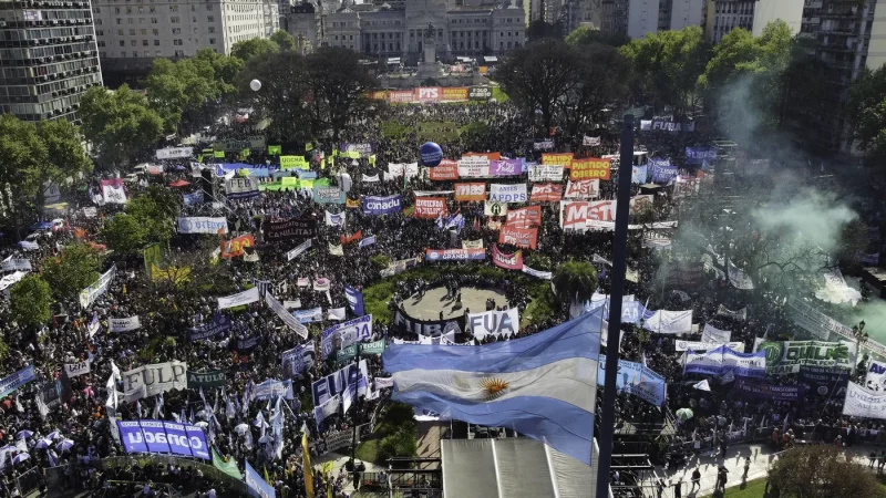 Masivas marchas en todo el país contra el veto de Milei a las universidades