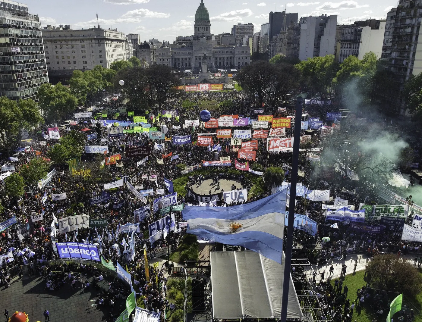 Masivas marchas en todo el país contra el veto de Milei a las universidades