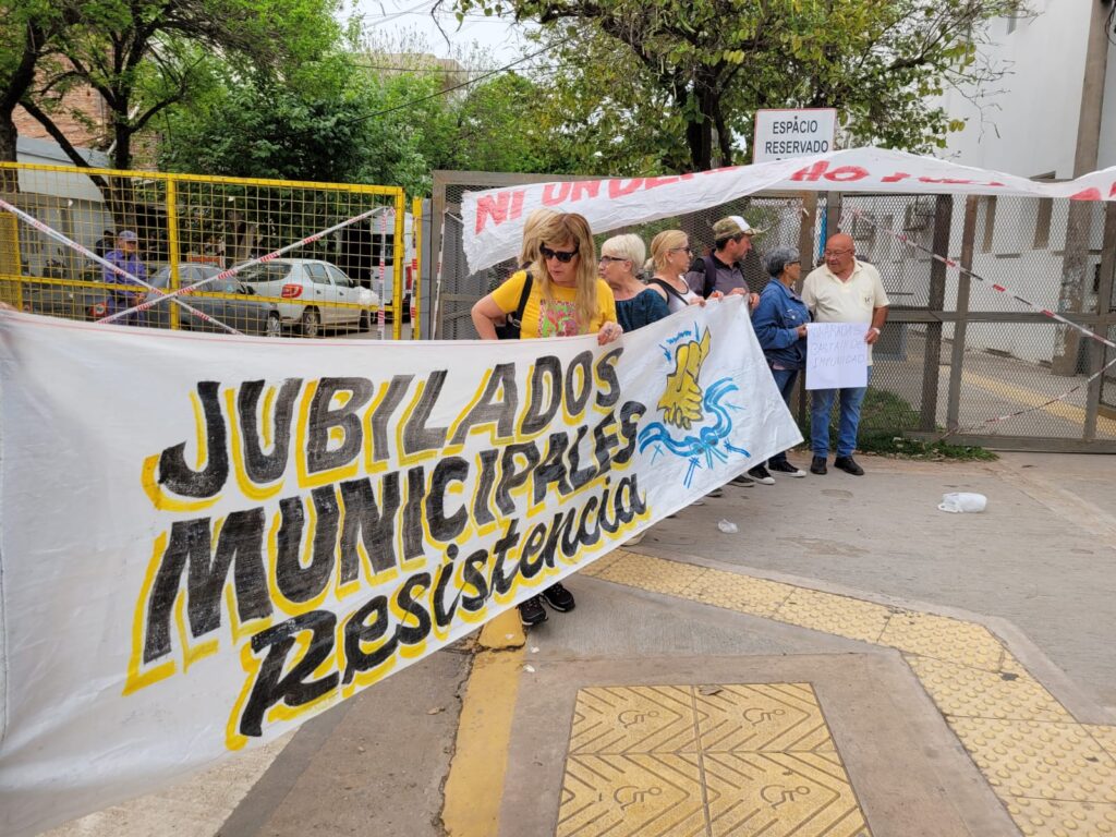 Municipales se manifestaron ante el Concejo Municipal por el aumento salarial: «Es una tomada de pelo»