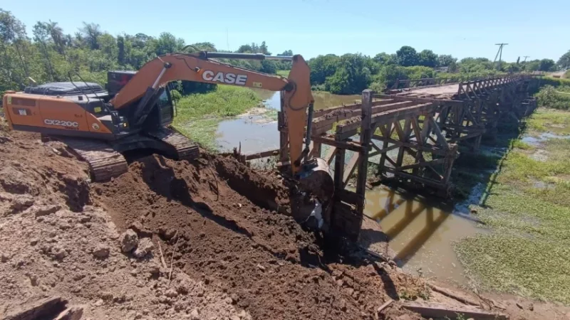 A travez de Vialidad Provincial, el Gobierno arregla el puente Bergagno, que une Fontana con Puerto Tirol