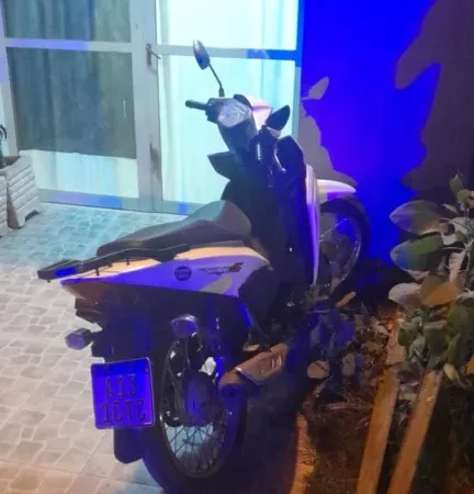 A golpes, delincuentes roban una motocicleta a joven de 25 años, circulando por Av. 9 de Julio