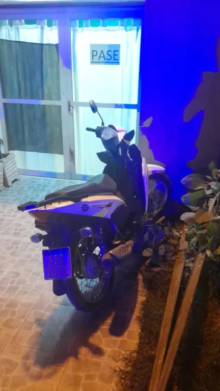 A golpes, delincuentes roban una motocicleta a joven de 25 años, circulando por Av. 9 de Julio