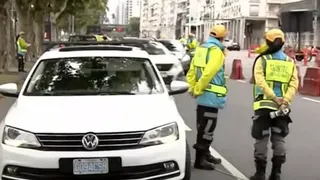 Escándalo con diplomáticos rusos que se atrincheraron en sus autos para evitar un control de alcoholemia