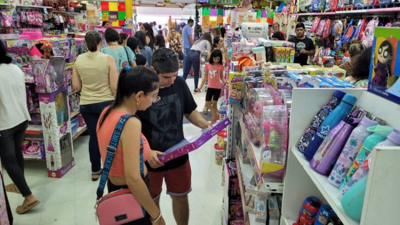 ¿A que hora pueden cerrar los comercios el 24 y el 31?