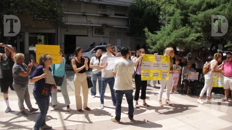 Manifestación en la asunción de Valle en el Superior Tribunal pidiendo la restitución a su madre de la niña Cielo