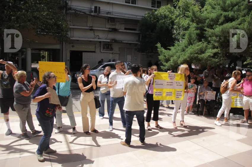 Manifestación en la asunción de Valle en el Superior Tribunal pidiendo la restitución a su madre de la niña Cielo