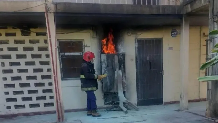 Por conexiones electricas «truchas», se incendian dos viviendas en el Barrio San Cayetano