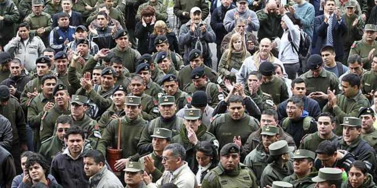 Tras la amenaza de movilización, Milei aumentó el sueldo a Gendarmería y a las fuerzas de segurdad federales rompiendo el techo de las paritarias