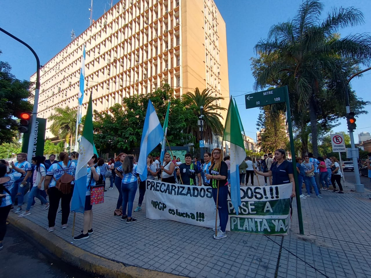 Integrantes de UPCP se manifestaron frente a Casa de Gobierno pidiendo apertura de paritarias y aumento de sueldo