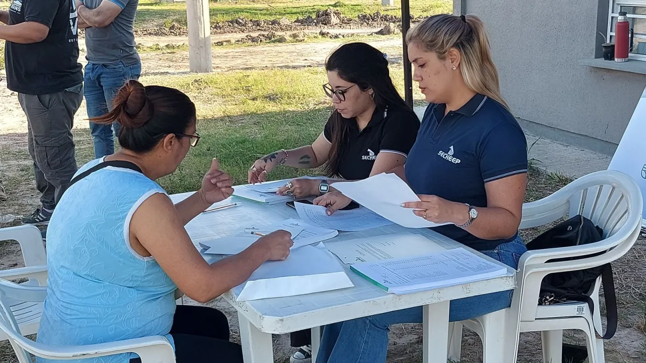 «Descuento Verano»: Continuan los operativos de Secheep en Resistencia y Barranqueras para que los vecinos se reciban el subsidio nacional