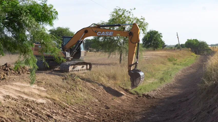 Saenz Peña: El municipio, APA y Vialidad avanzan con la limpieza del canal SADE