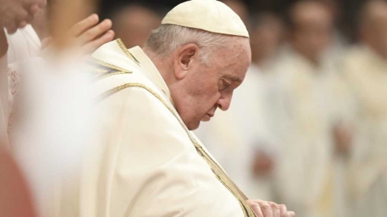 El médico que atendió al Papa reveló que estuvo al borde de la muerte dos veces: «Probamos de todo»