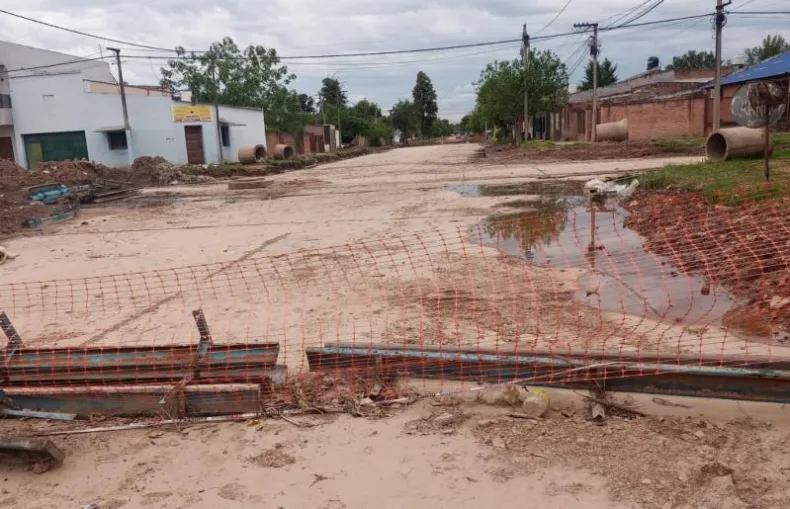 Vecinos de Gral. San Martín indignados por obras sin terminar sobre la Av. Mitre