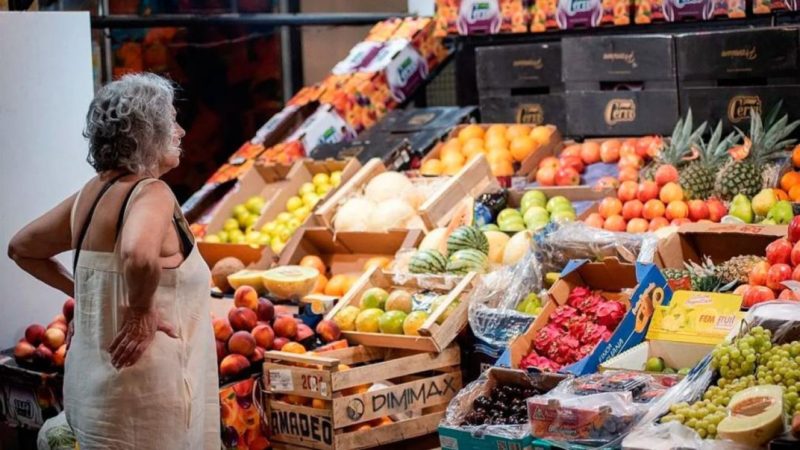 La inflación de febrero se ubicó en 2,4% y en los últimos 12 meses se desaceleró fuerte a un 66,9%