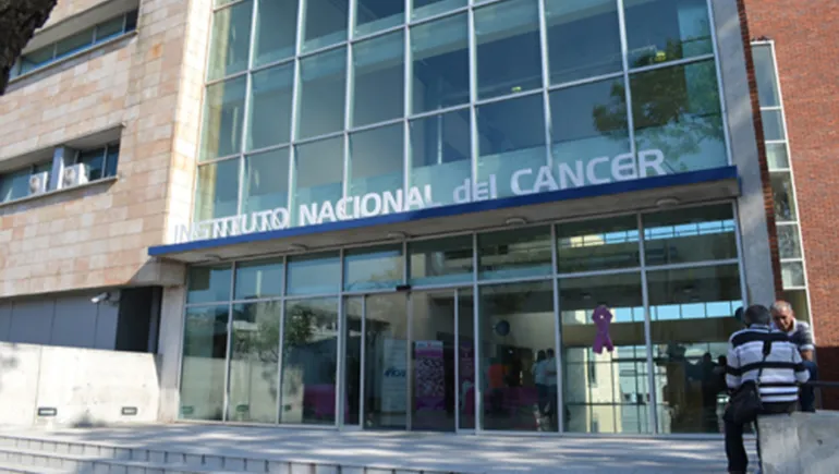 La motosierra continúa en Salud Pública: Milei ordenó cerrar el Instituto Nacional de lucha contra el Cáncer