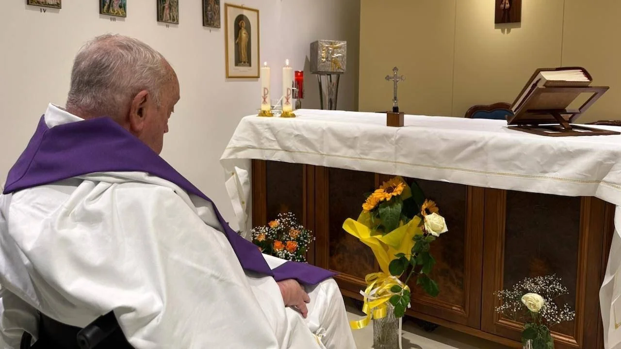 El Vaticano difunde la primer foto del Papa Francisco desde su internación