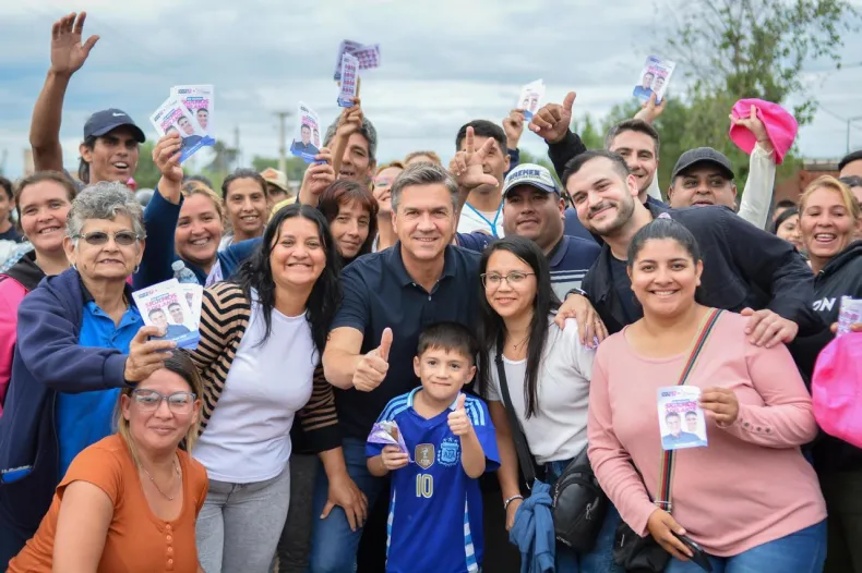 Zdero de campaña, de caminata por los barrios de Resistencia