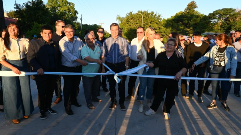 Zdero, junto al Administrador de Vialidad Provincial, Omar Canela habilitaron 700 metros de pavimento urbano en Las Palmas