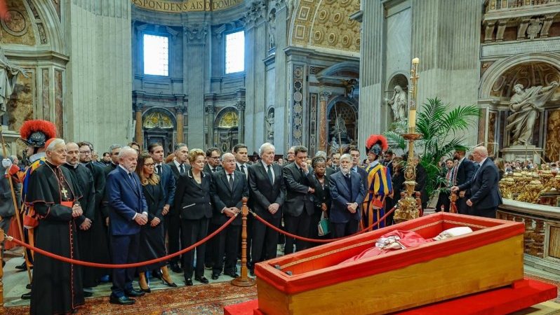 Verguenza: Milei no llegó a tiempo a la despedida del Papa como si lo hicieron casi todos los presidentes
