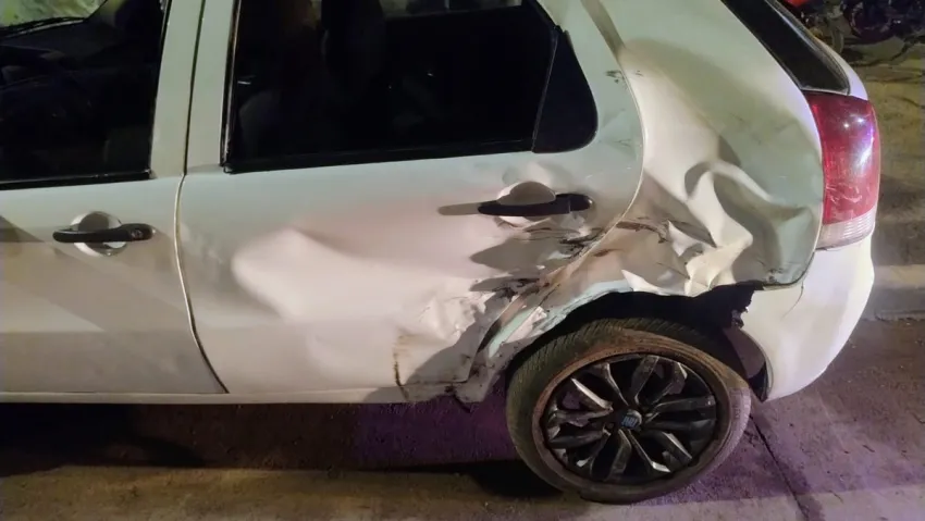 Logran detener al conductor del auto que chocó dos motos, hirió a tres personas y huyó