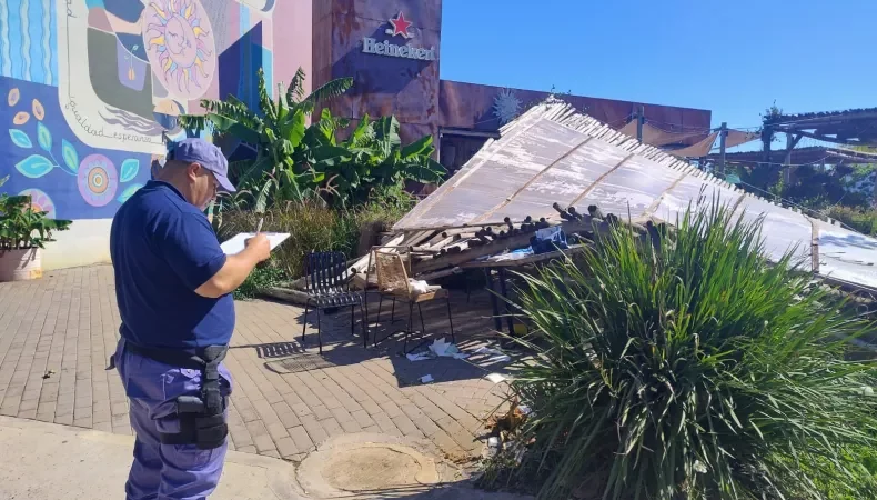 Cae la «pergola» de un reconocido restaurant de Resistencia sobre una comensal, lesionada y retirada en ambulancia