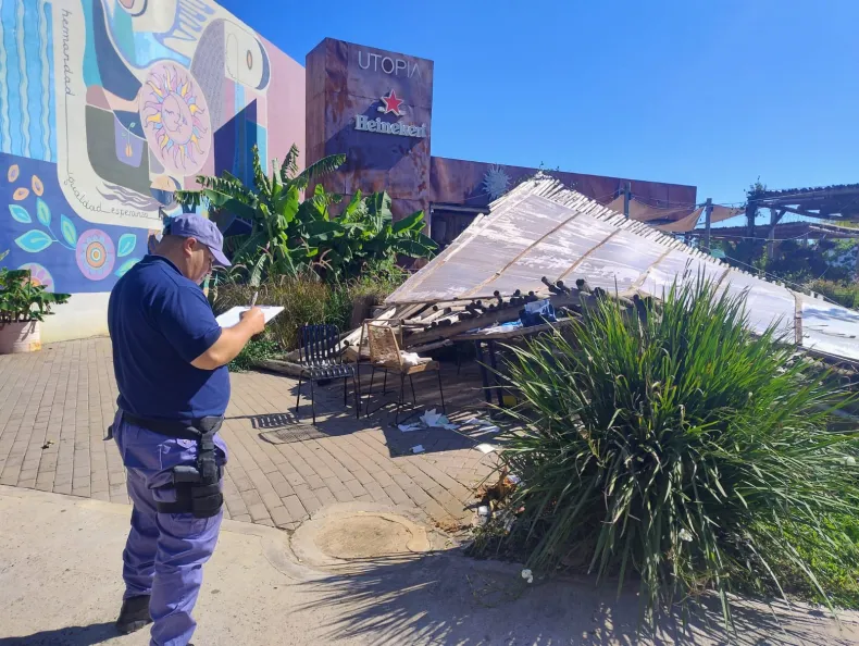 Cae la «pergola» de un reconocido restaurant de Resistencia sobre una comensal, lesionada y retirada en ambulancia