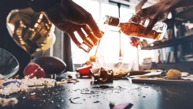 Bebía con dos hombres y denunció haber sido abusada sexualmente