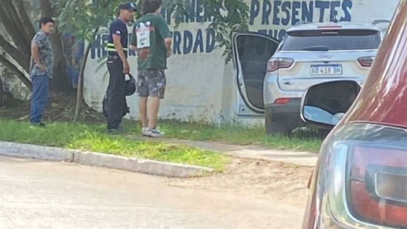 El cantante, Lluvia» Barrios se llevó por delante un muro sobre la Av. Lopez Piaccentini