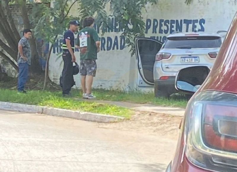 El cantante, Lluvia» Barrios se llevó por delante un muro sobre la Av. Lopez Piaccentini