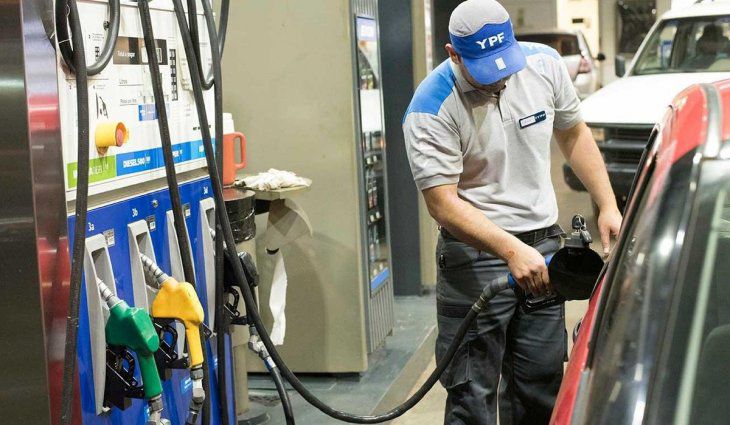 Shell y Axión se sumaron a YPF y bajaron los precios de los combustibles