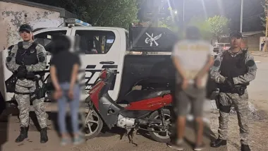 Detienen a dos sujetos con una moto, arma de fuego y más de $170 mil en efectivo