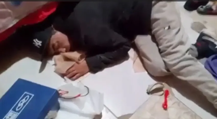 Ladrón ingresa a una casa a robar, pero el cansancio pudo más y se quedó dormido