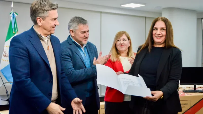 Zdero, junto al ministro Jorge Gómez, entregó 250 equipos informáticos que serán destinados a los 99 Registros Civiles de toda la provincia