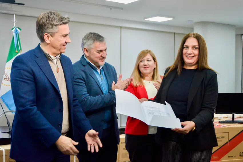 Zdero, junto al ministro Jorge Gómez, entregó 250 equipos informáticos que serán destinados a los 99 Registros Civiles de toda la provincia