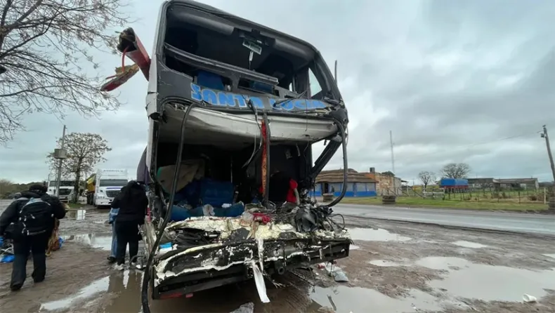 Un micro que tenía como destino Resistencia choca sobre ruta N° 11 con 60 pasajeros a bordo: 3 personas muertas y 11 heridos