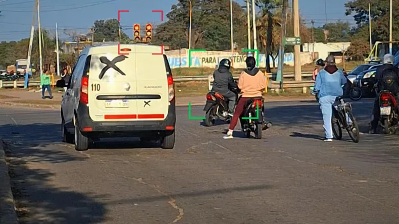 Inspectores municipales secuestran vehículos por cruzar semaforos en rojo y/o realizar giros indebidos
