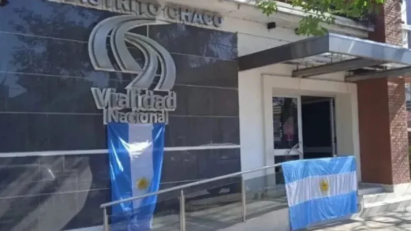 Trabajadores protestan sobre la colectora de la ruta nacional N° 11 por el cierre de Vialidad Nacional