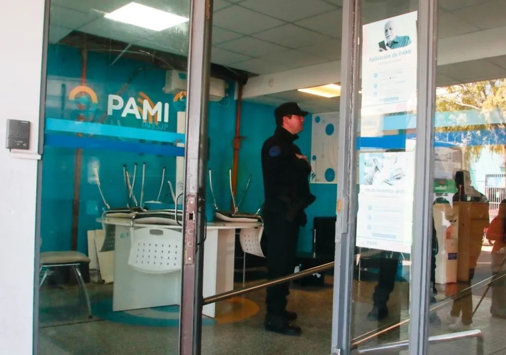 Allanaron la sede de Pami Chaco por supuestos pedidos de coimas a farmacias, droguerias y proveedores