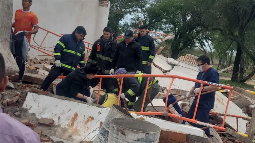 Obreros resultan lesionados al derrumbarse una obra en contrucción